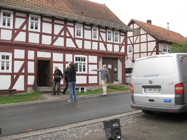 MDR-Team bei TV-Aufnahmen im Schneewittchendorf Bergfreiheit