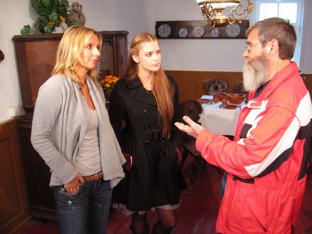 Kim Fisher, Laura Berlin und Eckhard Sander bei TV-Aufnahmen im Schneewittchendorf Bergfreiheit