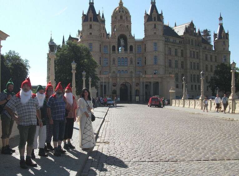 Schneewittchen und die sieben Zwerge vor dem Schweriner Schloss 